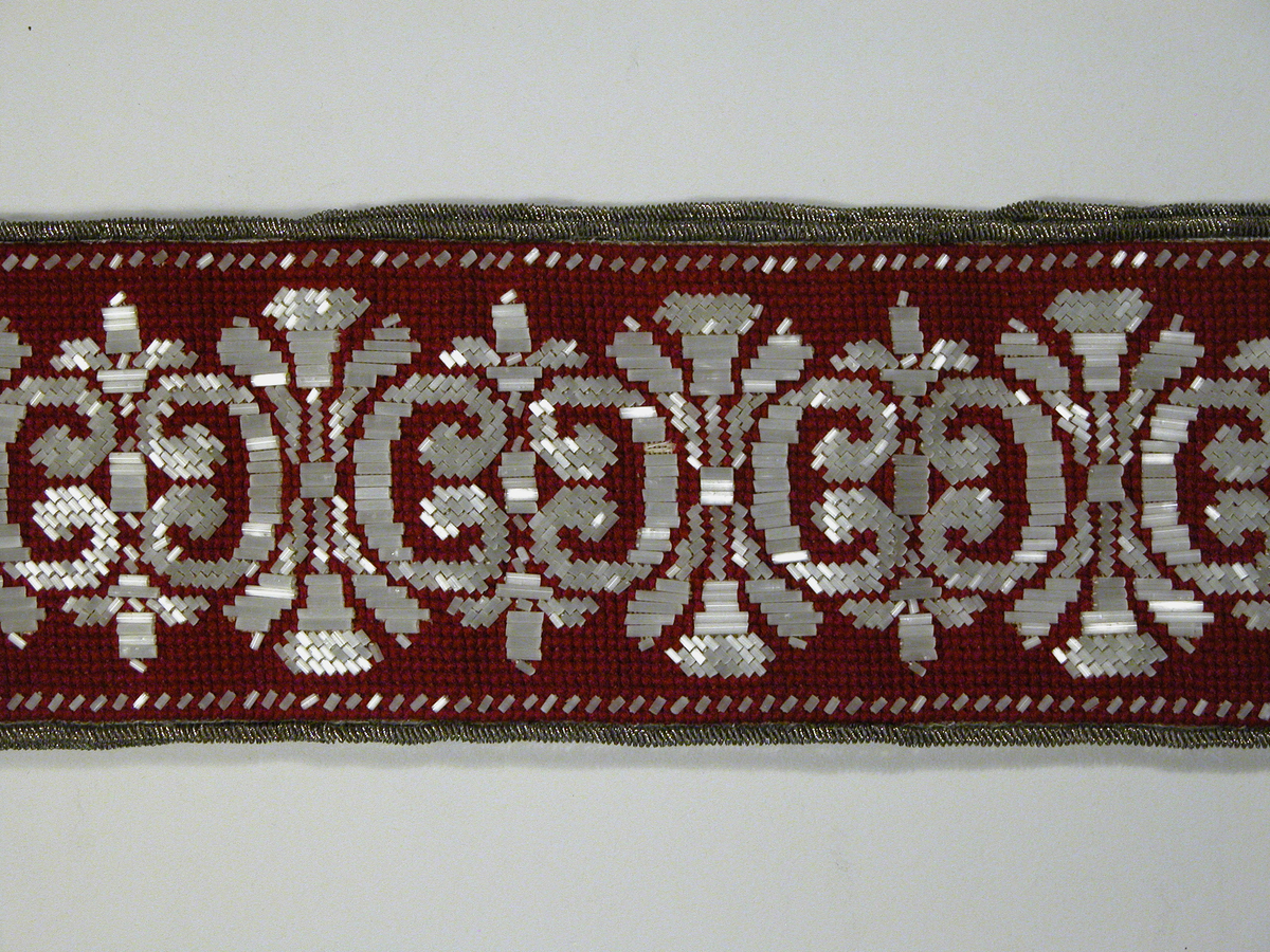 Klocksträng med pärlor och silverbeslag
