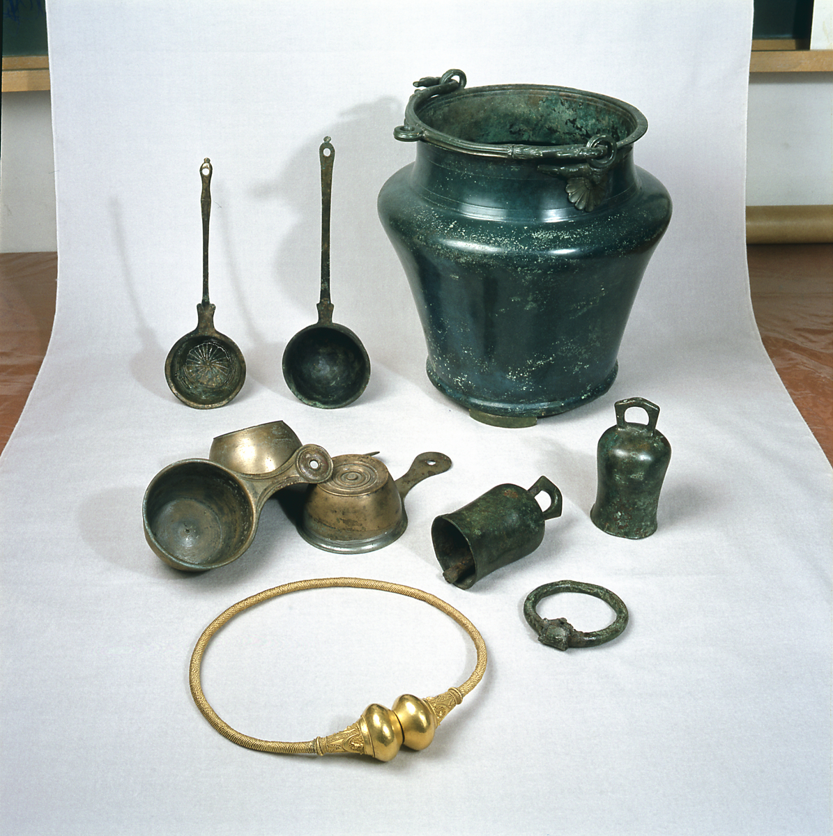 Halsring, av guld, från romersk järnålder. 