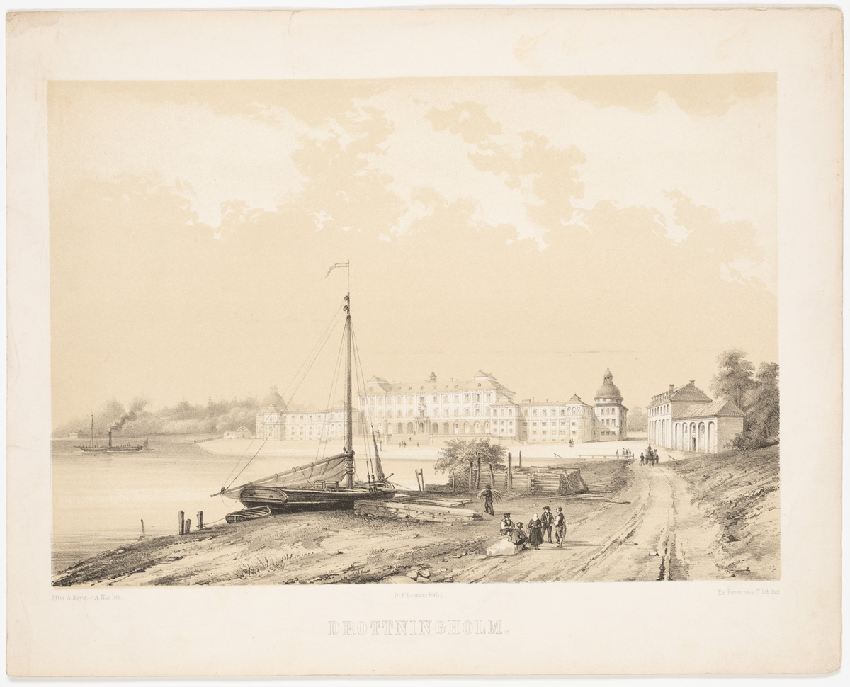 Drottningholms slott sett från sjösidan. I förgrunden förtöjt fartyg och en grupp människor ståendes vid en väg.
