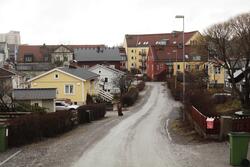 Lavalvägen i Lillängen mot den nyare bebyggelsen i Järla sjö