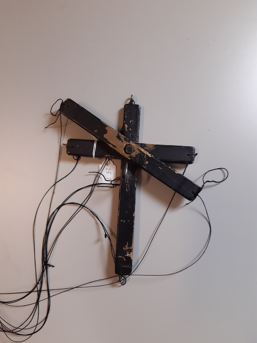 Marionettdocka föreställande "Kirre" en pojke med ljust hår, röd stickad polotröja, svartvitrutiga långbycor och blå skor.
