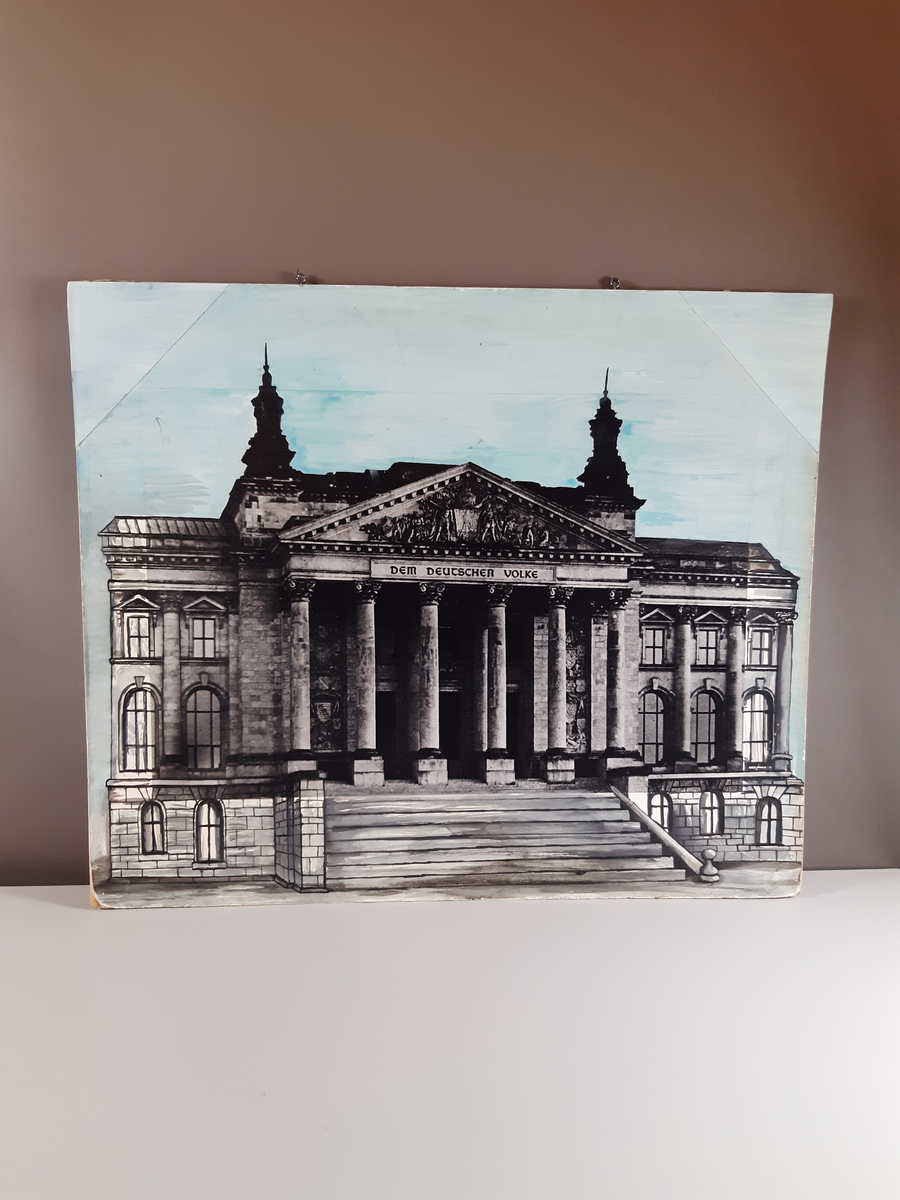 Collage i svartvitt fotografi och tekning, föreställande Rikshuset i Berlin under en ljusblå himmel.
