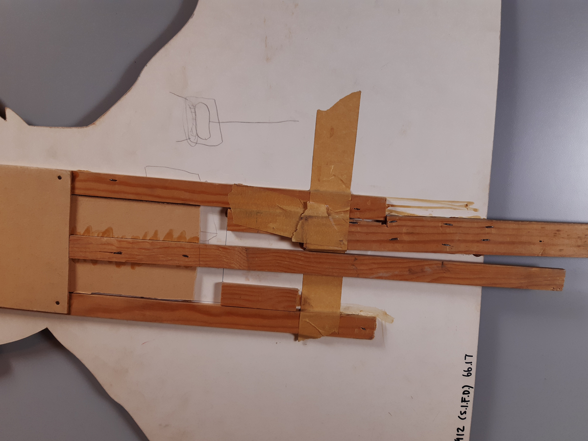 "Pratande" man tillverkad av ett uppförstorat svartvitt fotografi. Huvud, hals och axlar är utklippt. Mannens mun går att öppna och stänga med en träkonstruktion med två handtag på baksidan.
