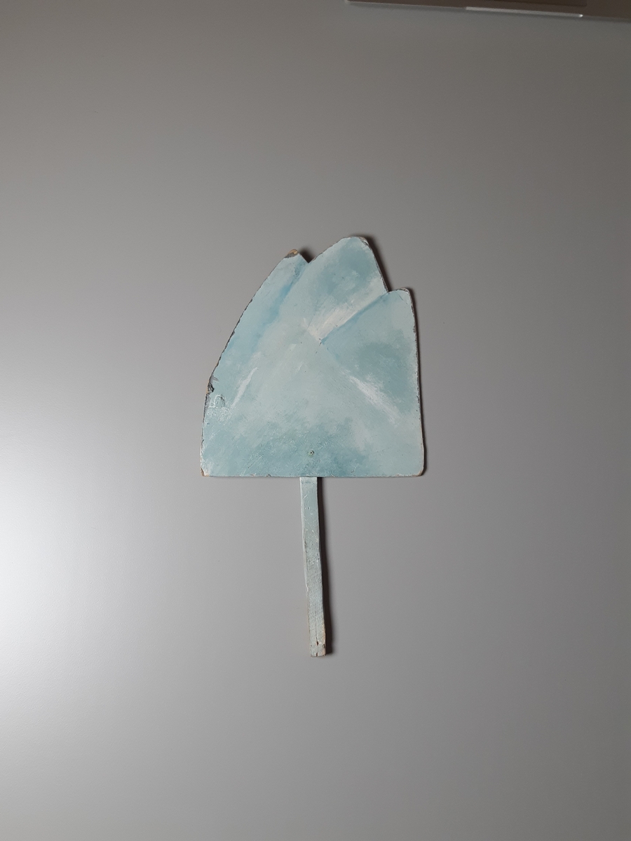 Blå och vitmålat isberg i kartong på skaft.
