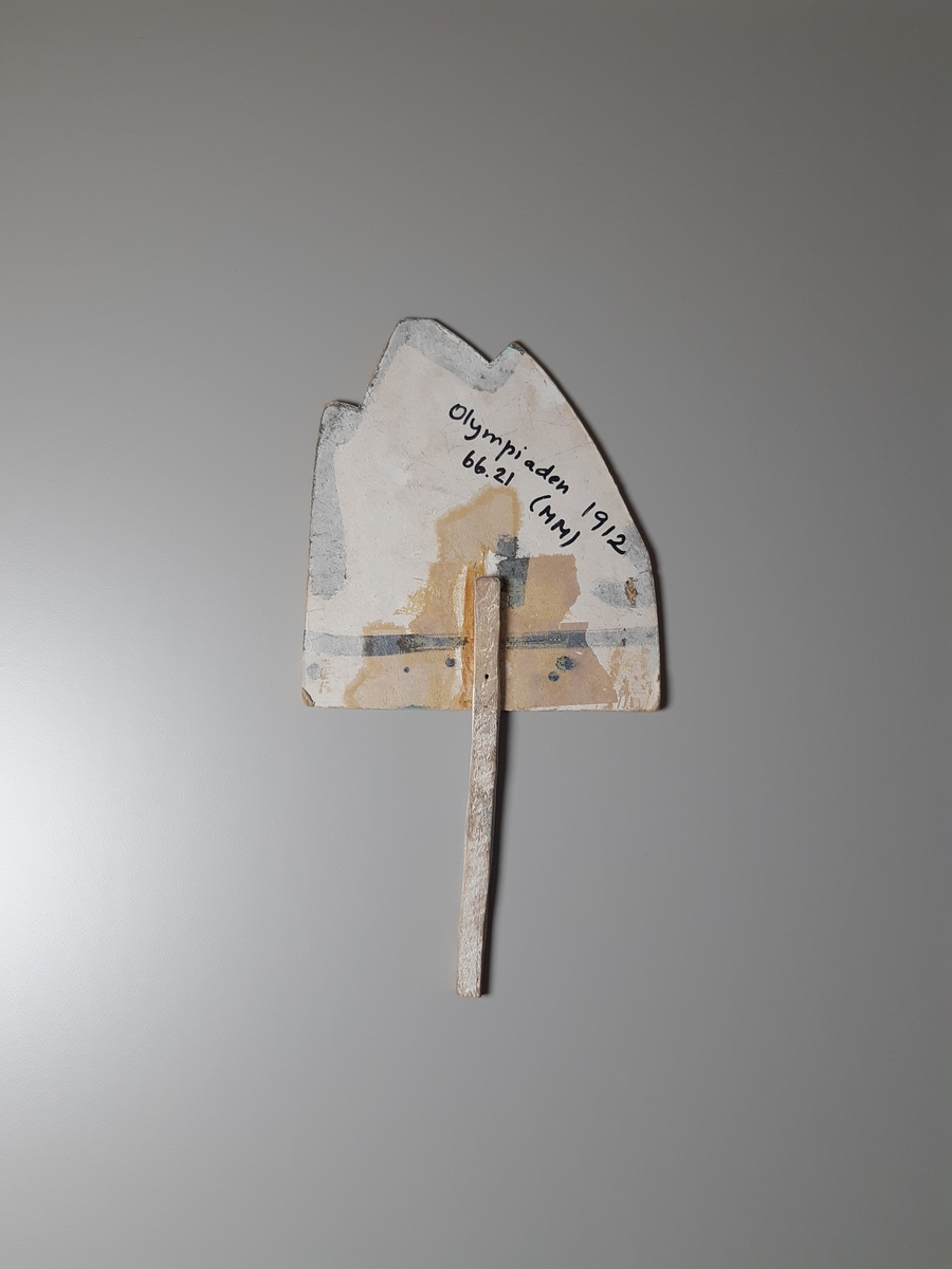 Blå och vitmålat isberg i kartong på skaft.
