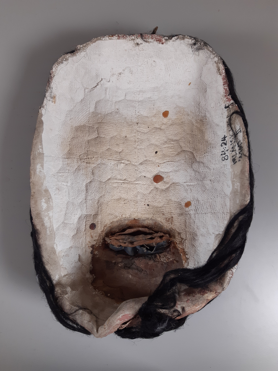 Mask föreställande man med mörkt hår och skägg,
