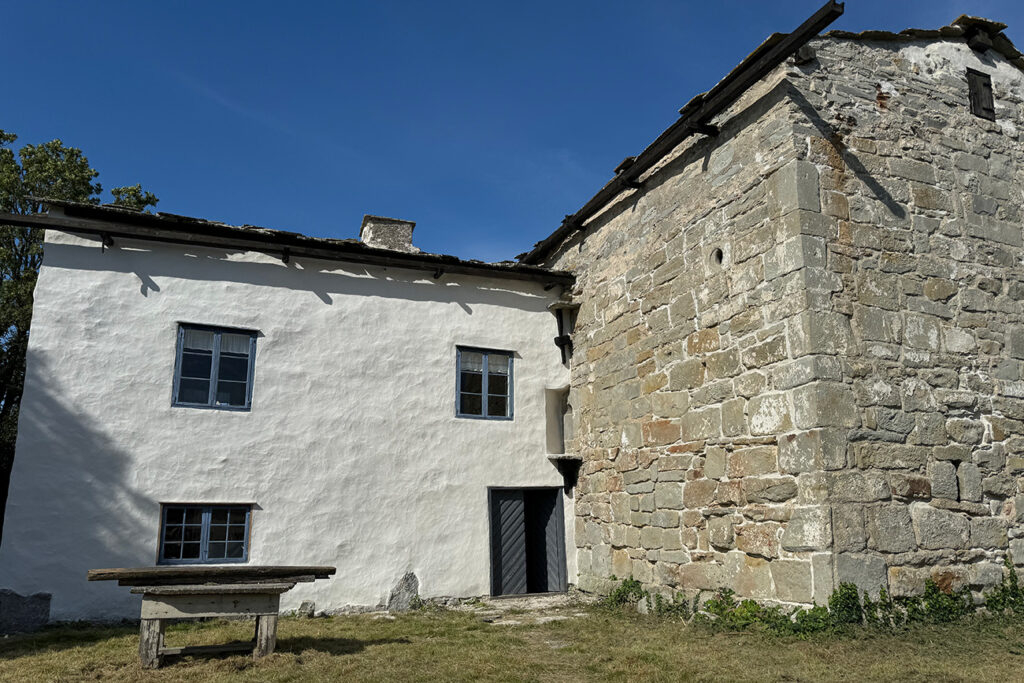 Gårdsanläggning från medeltiden. I manbyggningen ingår rester av två medeltida stenhus, ett äldre och ett yngre, som tillbyggts det förstnämnda. Av det äldre återstår blott föga, under det att det senare är förvånansvärt väl bevarat. Det har innehållit ett stort kvadratiskt rum med högt kryssvalv och därjämte ett långsmalt eldstadsutrymme med tillhörande rökgång. Husen har vid flera tillfällen genomgått omfattande ombyggnader och moderniseringar och försetts med tillbyggnader. Det nuvarande utseendet speglar i huvudsak tillståndet vid 1800-talets början. Ett undantag utgör den yngre medeltidsdelen, där senare tillsatser avlägsnats för att de ursprungliga anordningarna ska kunna studeras.

Även i ladugårdslängan är kärnan medeltida. Den påbyggdes med en övervåning 1815. Andra delar av den nära 70 meter långa längan daterar sig från slutet av 1700-talet och 1800-talets förra hälft. Av de senare tillskotten förtjänar en tegeltäckt tröskvandring att nämnas. Till anläggningen hör bodlänga med nio rum, en smedja och ett avträdeshus.