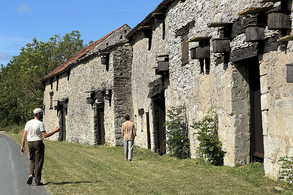 Gårdsanläggning från medeltiden. I manbyggningen ingår rester av två medeltida stenhus, ett äldre och ett yngre, som tillbyggts det förstnämnda. Av det äldre återstår blott föga, under det att det senare är förvånansvärt väl bevarat. Det har innehållit ett stort kvadratiskt rum med högt kryssvalv och därjämte ett långsmalt eldstadsutrymme med tillhörande rökgång. Husen har vid flera tillfällen genomgått omfattande ombyggnader och moderniseringar och försetts med tillbyggnader. Det nuvarande utseendet speglar i huvudsak tillståndet vid 1800-talets början. Ett undantag utgör den yngre medeltidsdelen, där senare tillsatser avlägsnats för att de ursprungliga anordningarna ska kunna studeras.

Även i ladugårdslängan är kärnan medeltida. Den påbyggdes med en övervåning 1815. Andra delar av den nära 70 meter långa längan daterar sig från slutet av 1700-talet och 1800-talets förra hälft. Av de senare tillskotten förtjänar en tegeltäckt tröskvandring att nämnas. Till anläggningen hör bodlänga med nio rum, en smedja och ett avträdeshus.
