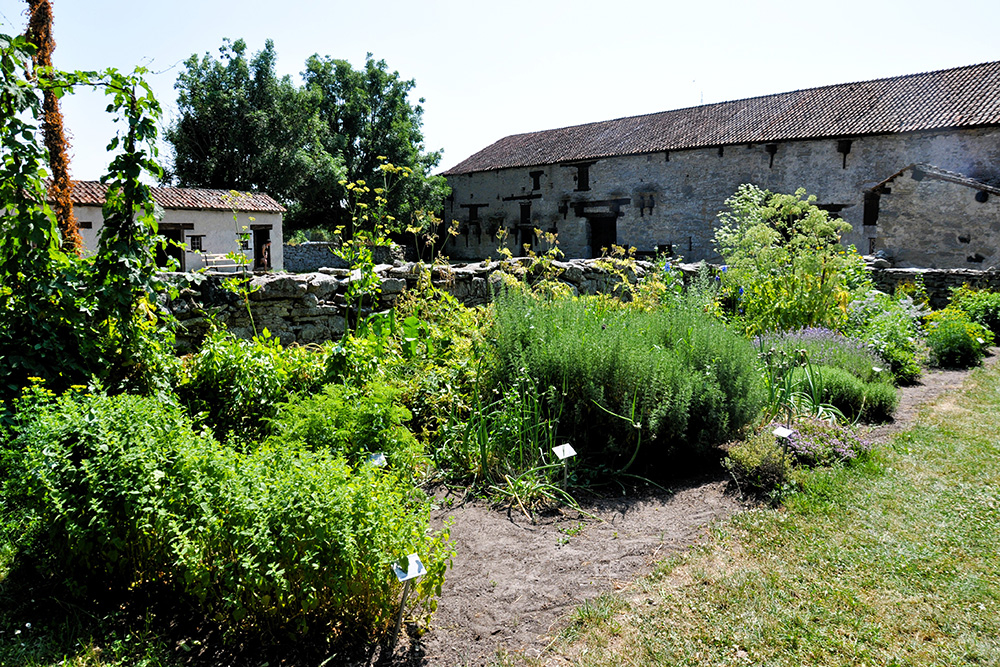 Gårdsanläggning från medeltiden. I manbyggningen ingår rester av två medeltida stenhus, ett äldre och ett yngre, som tillbyggts det förstnämnda. Av det äldre återstår blott föga, under det att det senare är förvånansvärt väl bevarat. Det har innehållit ett stort kvadratiskt rum med högt kryssvalv och därjämte ett långsmalt eldstadsutrymme med tillhörande rökgång. Husen har vid flera tillfällen genomgått omfattande ombyggnader och moderniseringar och försetts med tillbyggnader. Det nuvarande utseendet speglar i huvudsak tillståndet vid 1800-talets början. Ett undantag utgör den yngre medeltidsdelen, där senare tillsatser avlägsnats för att de ursprungliga anordningarna ska kunna studeras.

Även i ladugårdslängan är kärnan medeltida. Den påbyggdes med en övervåning 1815. Andra delar av den nära 70 meter långa längan daterar sig från slutet av 1700-talet och 1800-talets förra hälft. Av de senare tillskotten förtjänar en tegeltäckt tröskvandring att nämnas. Till anläggningen hör bodlänga med nio rum, en smedja och ett avträdeshus.