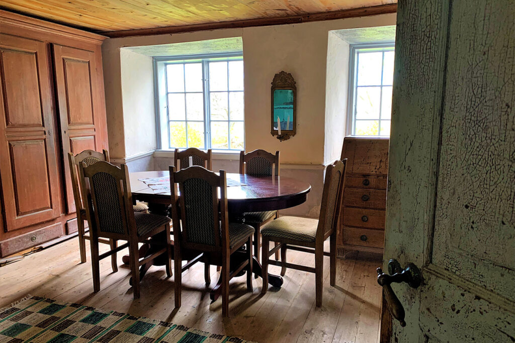 Gårdsanläggning från medeltiden. I manbyggningen ingår rester av två medeltida stenhus, ett äldre och ett yngre, som tillbyggts det förstnämnda. Av det äldre återstår blott föga, under det att det senare är förvånansvärt väl bevarat. Det har innehållit ett stort kvadratiskt rum med högt kryssvalv och därjämte ett långsmalt eldstadsutrymme med tillhörande rökgång. Husen har vid flera tillfällen genomgått omfattande ombyggnader och moderniseringar och försetts med tillbyggnader. Det nuvarande utseendet speglar i huvudsak tillståndet vid 1800-talets början. Ett undantag utgör den yngre medeltidsdelen, där senare tillsatser avlägsnats för att de ursprungliga anordningarna ska kunna studeras.

Även i ladugårdslängan är kärnan medeltida. Den påbyggdes med en övervåning 1815. Andra delar av den nära 70 meter långa längan daterar sig från slutet av 1700-talet och 1800-talets förra hälft. Av de senare tillskotten förtjänar en tegeltäckt tröskvandring att nämnas. Till anläggningen hör bodlänga med nio rum, en smedja och ett avträdeshus.