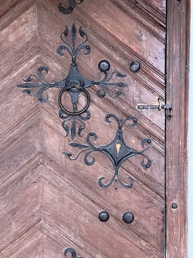 Liljebeslaga på Heddal stavkyrkje og Hem steinkyrkje