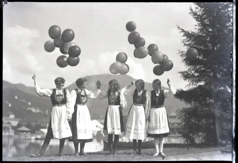 Kvinner i bunad med ballonger 