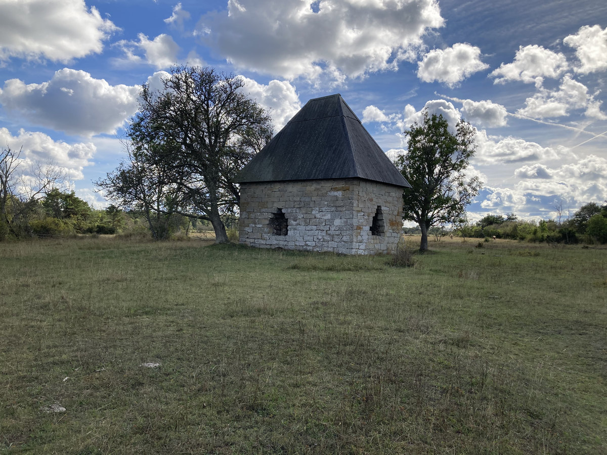 Taktäckt ruin av medeltida stenhus med omkringliggande markområde. Huset har ingång mitt på östra sidan till en smal korridor som löper i husets längdriktning. Från denna leder dörrar in till två tunnvälvda rum. Genom en trappa i korridorens södra ände kommer man upp till första ovanvåningen, vilken haft samma plan som bottenvåningen. Byggnaden torde ha tjänstgjort som förrådshus och som en tillflyktsort för gårdens folk i orostider, alltså ett mellanting mellan kastal och förrådshus. Var det egentliga bostadshuset legat är obekant.