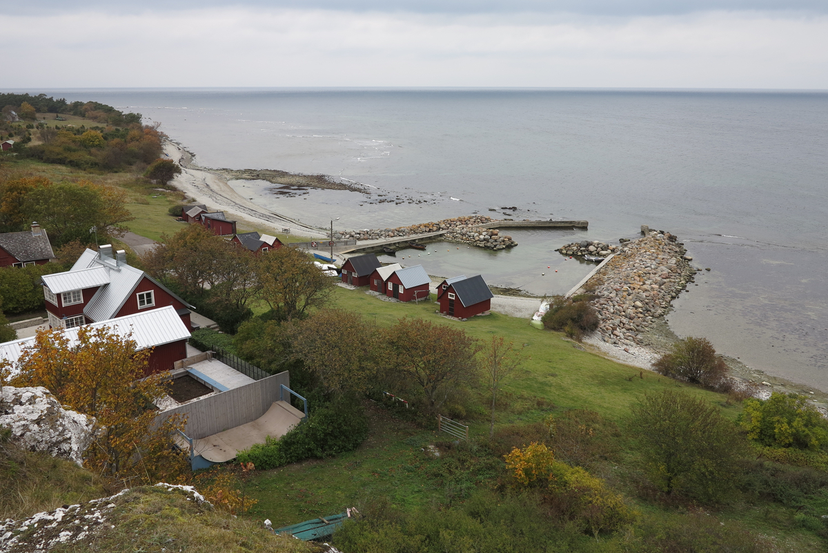 Strandparti. Den 17 hektar stora fastigheten omfattar den storslagna kustklinten öster om Halls fiskeläge med rasbranter och klapperstensstrand, samt – ovanför klinten – häll- och skogsmark.