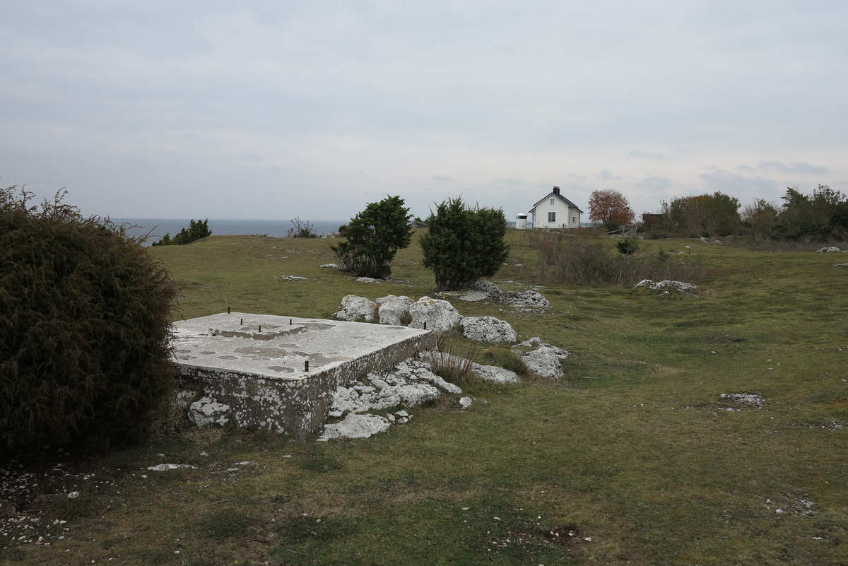 Strandparti. Den 17 hektar stora fastigheten omfattar den storslagna kustklinten öster om Halls fiskeläge med rasbranter och klapperstensstrand, samt – ovanför klinten – häll- och skogsmark.
