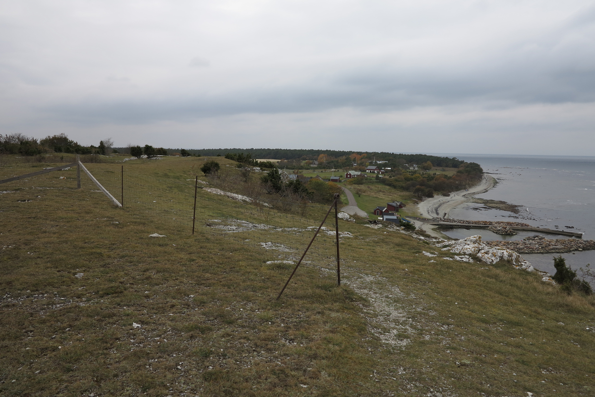 Strandparti. Den 17 hektar stora fastigheten omfattar den storslagna kustklinten öster om Halls fiskeläge med rasbranter och klapperstensstrand, samt – ovanför klinten – häll- och skogsmark.