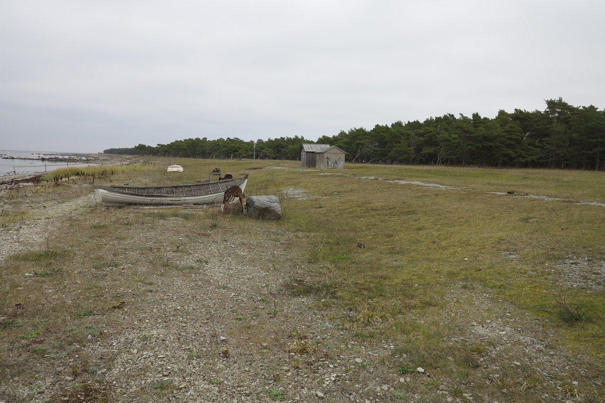 Strandparti. Den 17 hektar stora fastigheten omfattar den storslagna kustklinten öster om Halls fiskeläge med rasbranter och klapperstensstrand, samt – ovanför klinten – häll- och skogsmark.