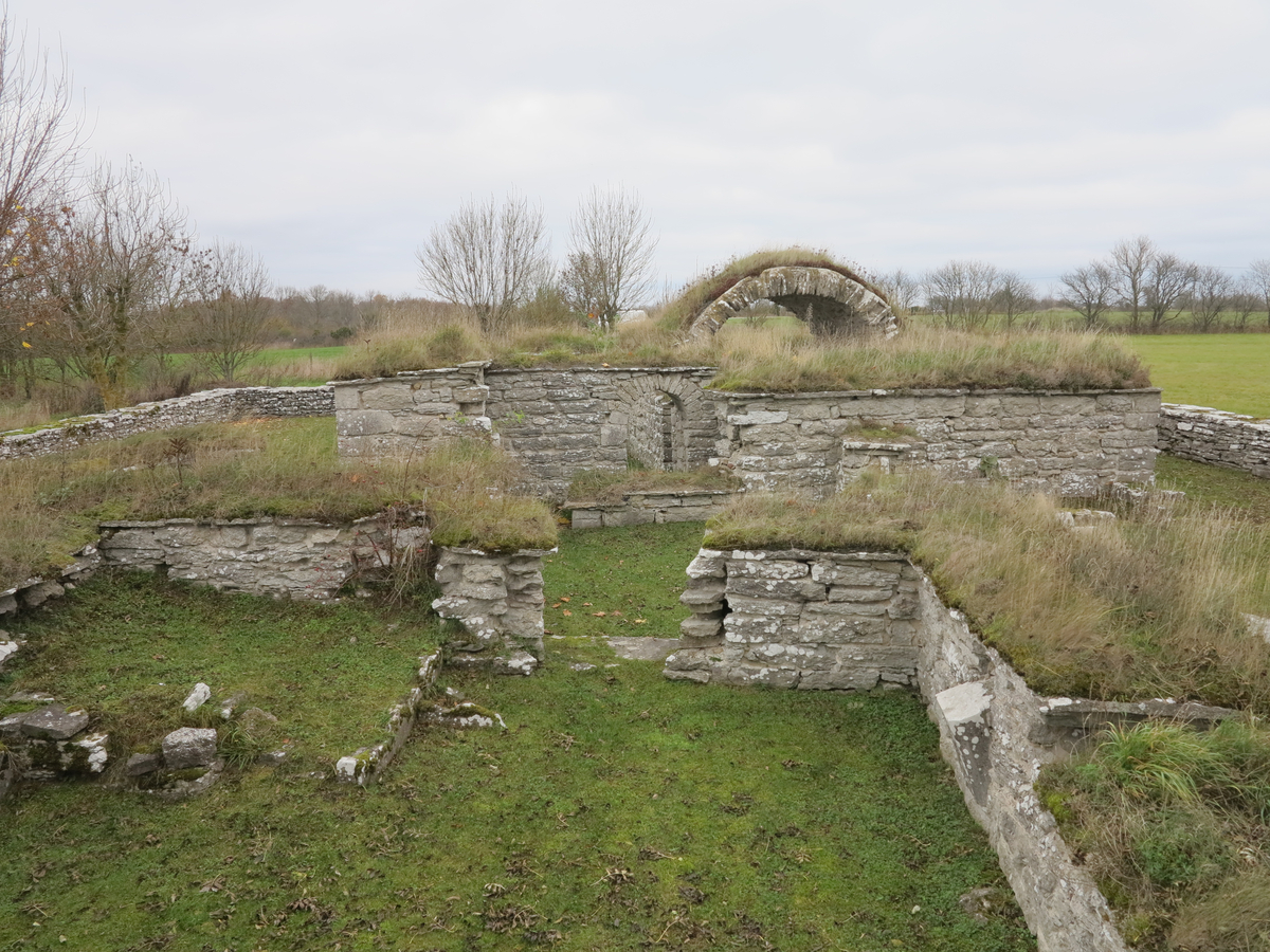 Lau kastal och prästgårdsruin.

Ruin av medeltida stenhus jämte mindre markområde. Anläggningen utgörs av två sammanbyggda hus av olika ålder. Det äldre är en mellanform mellan kastal och ett förrådshus. Bottenvåningen, som ensam är bevarad, delas genom en kraftig mellanvägg i två lika stora tunnvälvda rum. Ingången är belägen i markplanet och för in till en smal korridor, som fortsätter i en murtrappa i den breda främre muren. Huset har sålunda haft ytterligare minst en våning. Typen överensstämmer nära med medeltidshuset vid Kastelle i Vamlingbo.

Det yngre huset, som begagnar det äldres sydmur som gavel, visar bostadshusets karaktäristiska kännetecken. Ingången på ena långsidan för in till en förstuga, varifrån dörrar lett in till den äldre byggnaden, dels till en liten kammare innanför förstugan och dels till en vardagsstuga med en stor eldstad till höger om ingången.