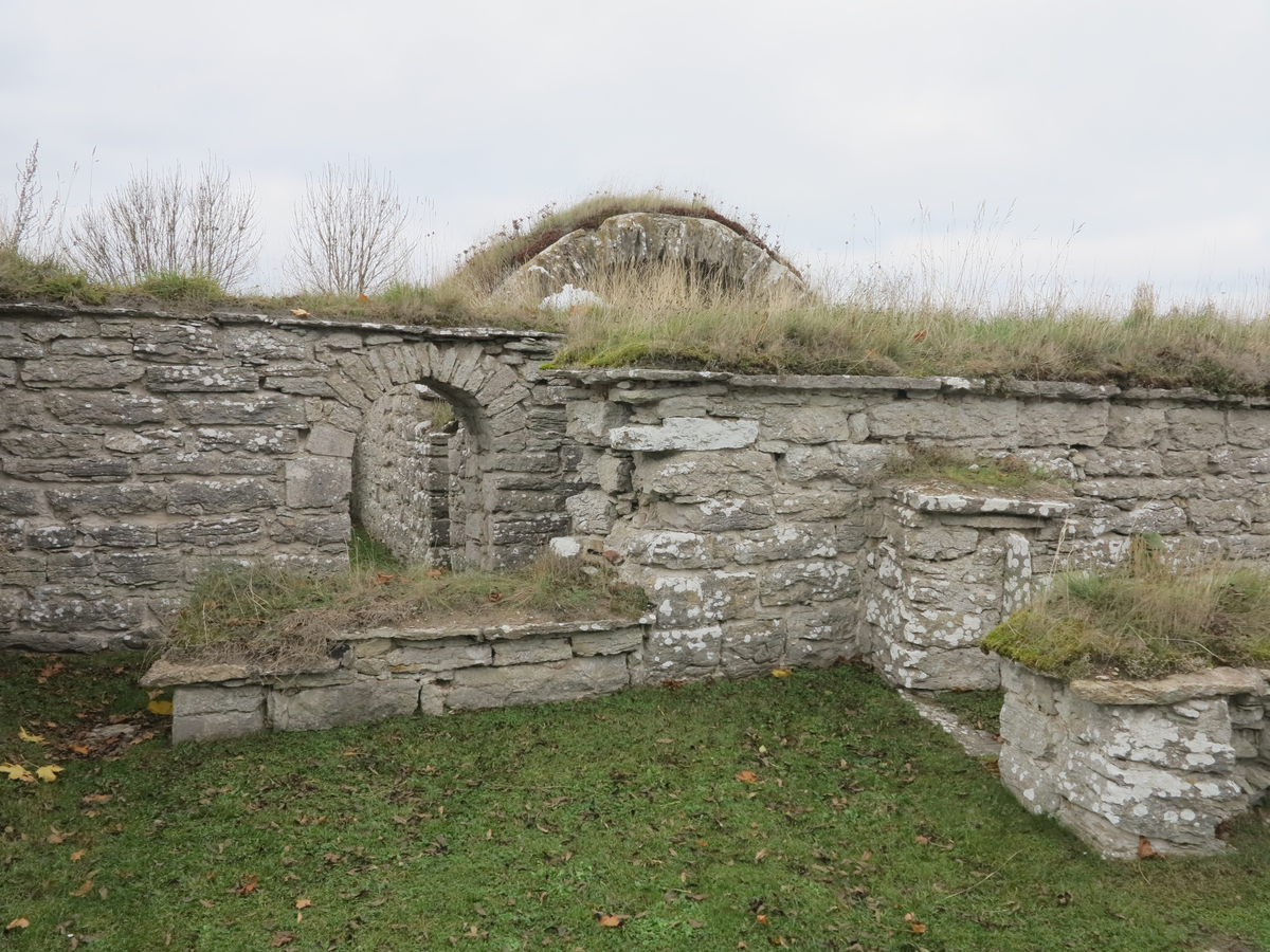 Lau kastal och prästgårdsruin.

Ruin av medeltida stenhus jämte mindre markområde. Anläggningen utgörs av två sammanbyggda hus av olika ålder. Det äldre är en mellanform mellan kastal och ett förrådshus. Bottenvåningen, som ensam är bevarad, delas genom en kraftig mellanvägg i två lika stora tunnvälvda rum. Ingången är belägen i markplanet och för in till en smal korridor, som fortsätter i en murtrappa i den breda främre muren. Huset har sålunda haft ytterligare minst en våning. Typen överensstämmer nära med medeltidshuset vid Kastelle i Vamlingbo.

Det yngre huset, som begagnar det äldres sydmur som gavel, visar bostadshusets karaktäristiska kännetecken. Ingången på ena långsidan för in till en förstuga, varifrån dörrar lett in till den äldre byggnaden, dels till en liten kammare innanför förstugan och dels till en vardagsstuga med en stor eldstad till höger om ingången.