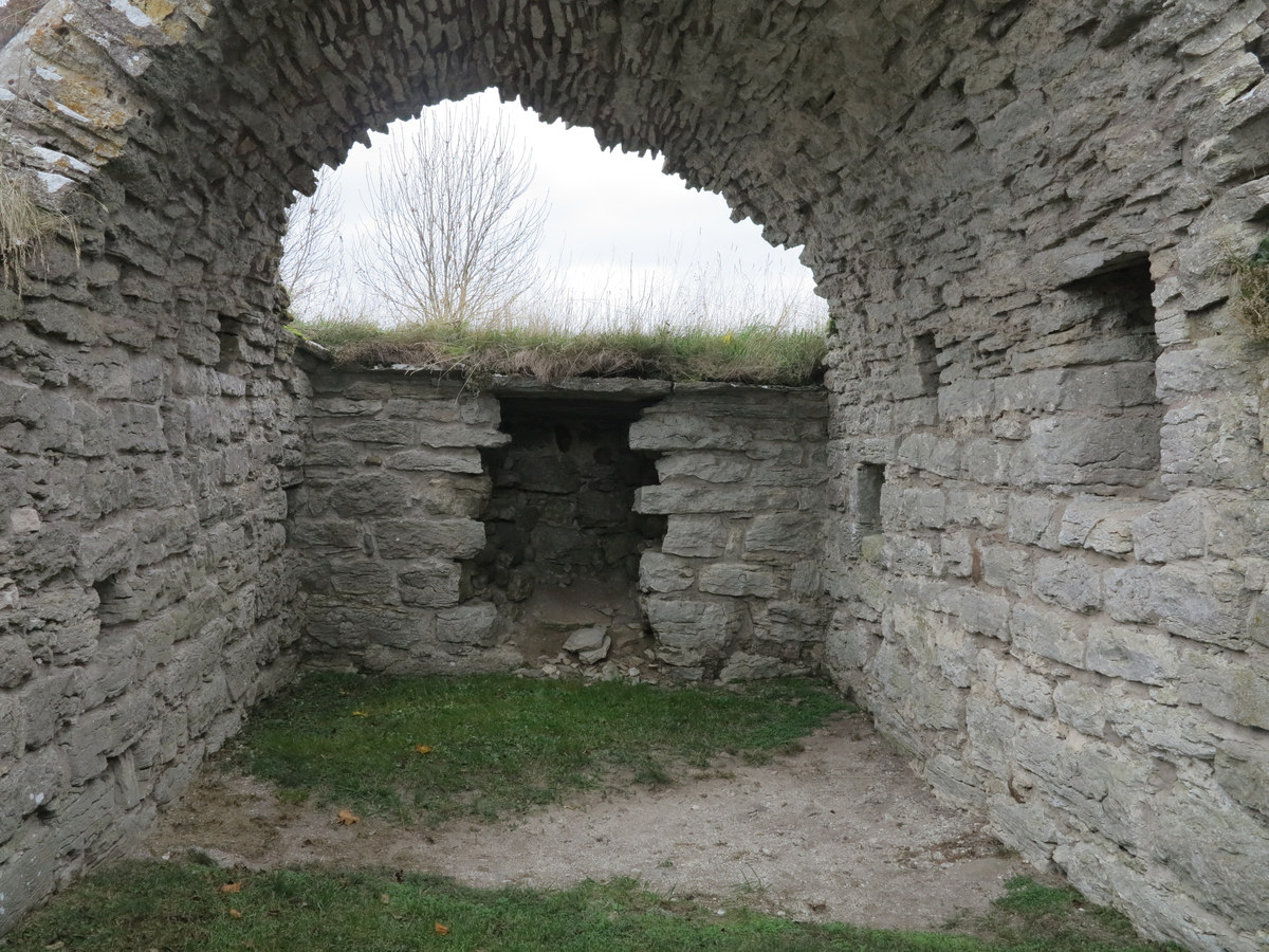 Lau kastal och prästgårdsruin.

Ruin av medeltida stenhus jämte mindre markområde. Anläggningen utgörs av två sammanbyggda hus av olika ålder. Det äldre är en mellanform mellan kastal och ett förrådshus. Bottenvåningen, som ensam är bevarad, delas genom en kraftig mellanvägg i två lika stora tunnvälvda rum. Ingången är belägen i markplanet och för in till en smal korridor, som fortsätter i en murtrappa i den breda främre muren. Huset har sålunda haft ytterligare minst en våning. Typen överensstämmer nära med medeltidshuset vid Kastelle i Vamlingbo.

Det yngre huset, som begagnar det äldres sydmur som gavel, visar bostadshusets karaktäristiska kännetecken. Ingången på ena långsidan för in till en förstuga, varifrån dörrar lett in till den äldre byggnaden, dels till en liten kammare innanför förstugan och dels till en vardagsstuga med en stor eldstad till höger om ingången.