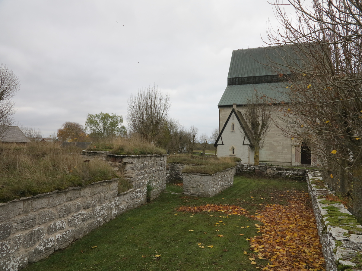 Lau kastal och prästgårdsruin.

Ruin av medeltida stenhus jämte mindre markområde. Anläggningen utgörs av två sammanbyggda hus av olika ålder. Det äldre är en mellanform mellan kastal och ett förrådshus. Bottenvåningen, som ensam är bevarad, delas genom en kraftig mellanvägg i två lika stora tunnvälvda rum. Ingången är belägen i markplanet och för in till en smal korridor, som fortsätter i en murtrappa i den breda främre muren. Huset har sålunda haft ytterligare minst en våning. Typen överensstämmer nära med medeltidshuset vid Kastelle i Vamlingbo.

Det yngre huset, som begagnar det äldres sydmur som gavel, visar bostadshusets karaktäristiska kännetecken. Ingången på ena långsidan för in till en förstuga, varifrån dörrar lett in till den äldre byggnaden, dels till en liten kammare innanför förstugan och dels till en vardagsstuga med en stor eldstad till höger om ingången.