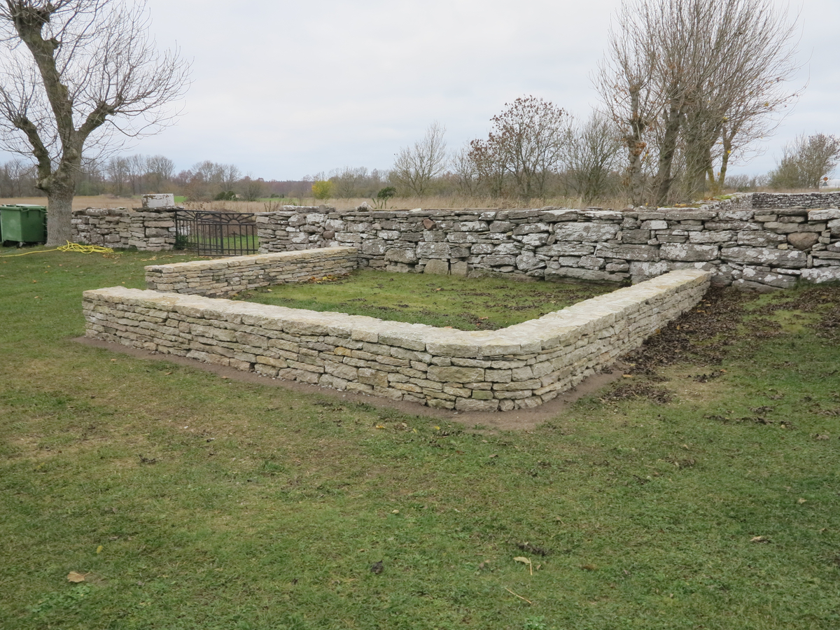 Lau kastal och prästgårdsruin.

Ruin av medeltida stenhus jämte mindre markområde. Anläggningen utgörs av två sammanbyggda hus av olika ålder. Det äldre är en mellanform mellan kastal och ett förrådshus. Bottenvåningen, som ensam är bevarad, delas genom en kraftig mellanvägg i två lika stora tunnvälvda rum. Ingången är belägen i markplanet och för in till en smal korridor, som fortsätter i en murtrappa i den breda främre muren. Huset har sålunda haft ytterligare minst en våning. Typen överensstämmer nära med medeltidshuset vid Kastelle i Vamlingbo.

Det yngre huset, som begagnar det äldres sydmur som gavel, visar bostadshusets karaktäristiska kännetecken. Ingången på ena långsidan för in till en förstuga, varifrån dörrar lett in till den äldre byggnaden, dels till en liten kammare innanför förstugan och dels till en vardagsstuga med en stor eldstad till höger om ingången.