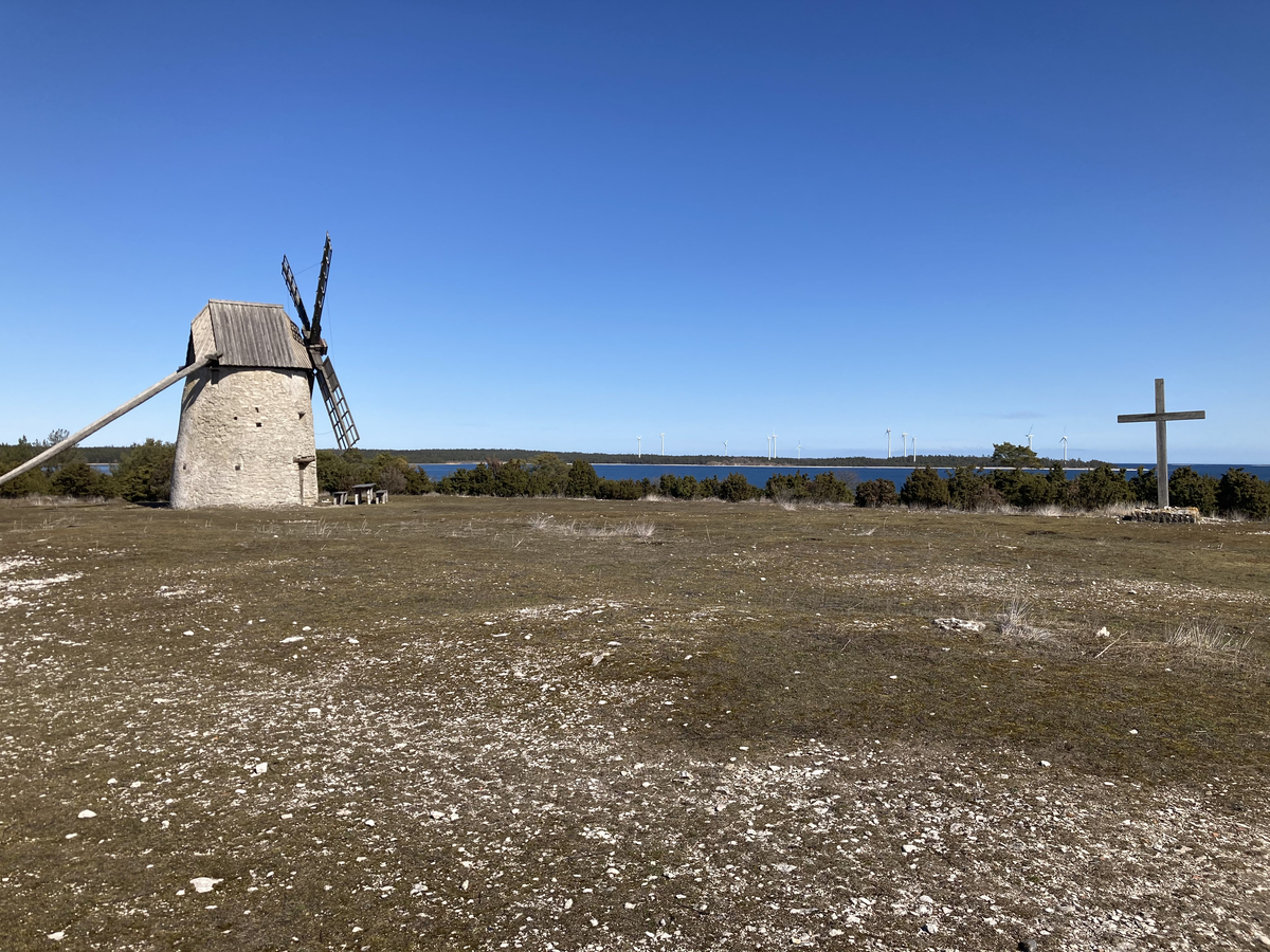 Naturområde bestående av en revkalkkulle med därpå stående ruin av S:t Olofs kapell, rauken S:t Olofs vaskefat och flera andra raukar samt en väderkvarn. Kullen täcks av strandvallar, och vegetationen består av betespräglad gräshed med låga enbuskar. Raukarna bildades av Littorinahavet.

På området finns grunderna av ett kapell från medeltiden. Över dess västra del är uppförd en byggnad från 1800-talets mitt, 1910–1920 använd som stenarbetarbostad. Ovanför ingången sitter en stenplatta med följande inskrift: "Konung Olof den Helige från Norrige byggde kyrkan år 1029 / Egaren till S:t Olofsholm reste denna sten år 1844". Ägare var då Jacob Dubbe, Visby.

Kapellruinen restaurerades 1976.