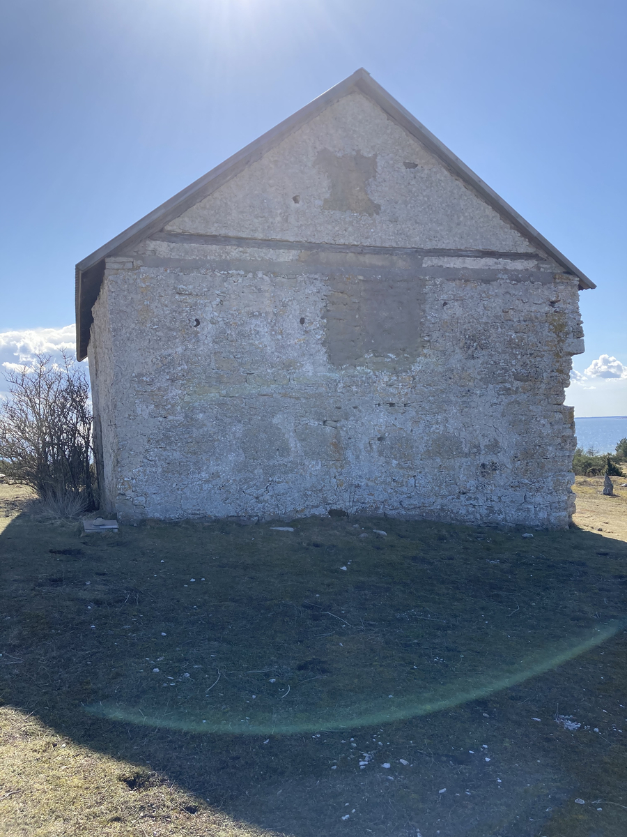 Naturområde bestående av en revkalkkulle med därpå stående ruin av S:t Olofs kapell, rauken S:t Olofs vaskefat och flera andra raukar samt en väderkvarn. Kullen täcks av strandvallar, och vegetationen består av betespräglad gräshed med låga enbuskar. Raukarna bildades av Littorinahavet.

På området finns grunderna av ett kapell från medeltiden. Över dess västra del är uppförd en byggnad från 1800-talets mitt, 1910–1920 använd som stenarbetarbostad. Ovanför ingången sitter en stenplatta med följande inskrift: "Konung Olof den Helige från Norrige byggde kyrkan år 1029 / Egaren till S:t Olofsholm reste denna sten år 1844". Ägare var då Jacob Dubbe, Visby.

Kapellruinen restaurerades 1976.