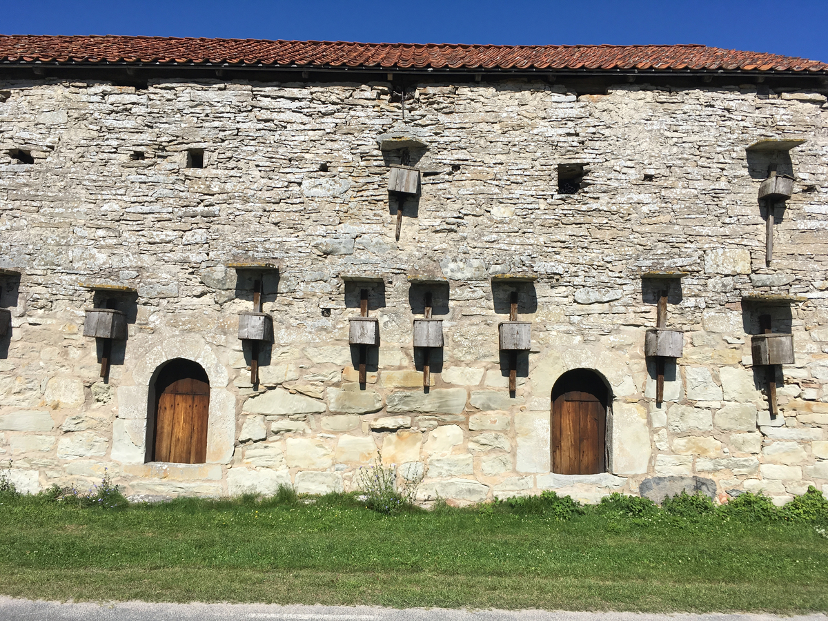 Gårdsanläggning från medeltiden. I manbyggningen ingår rester av två medeltida stenhus, ett äldre och ett yngre, som tillbyggts det förstnämnda. Av det äldre återstår blott föga, under det att det senare är förvånansvärt väl bevarat. Det har innehållit ett stort kvadratiskt rum med högt kryssvalv och därjämte ett långsmalt eldstadsutrymme med tillhörande rökgång. Husen har vid flera tillfällen genomgått omfattande ombyggnader och moderniseringar och försetts med tillbyggnader. Det nuvarande utseendet speglar i huvudsak tillståndet vid 1800-talets början. Ett undantag utgör den yngre medeltidsdelen, där senare tillsatser avlägsnats för att de ursprungliga anordningarna ska kunna studeras.

Även i ladugårdslängan är kärnan medeltida. Den påbyggdes med en övervåning 1815. Andra delar av den nära 70 meter långa längan daterar sig från slutet av 1700-talet och 1800-talets förra hälft. Av de senare tillskotten förtjänar en tegeltäckt tröskvandring att nämnas. Till anläggningen hör bodlänga med nio rum, en smedja och ett avträdeshus.