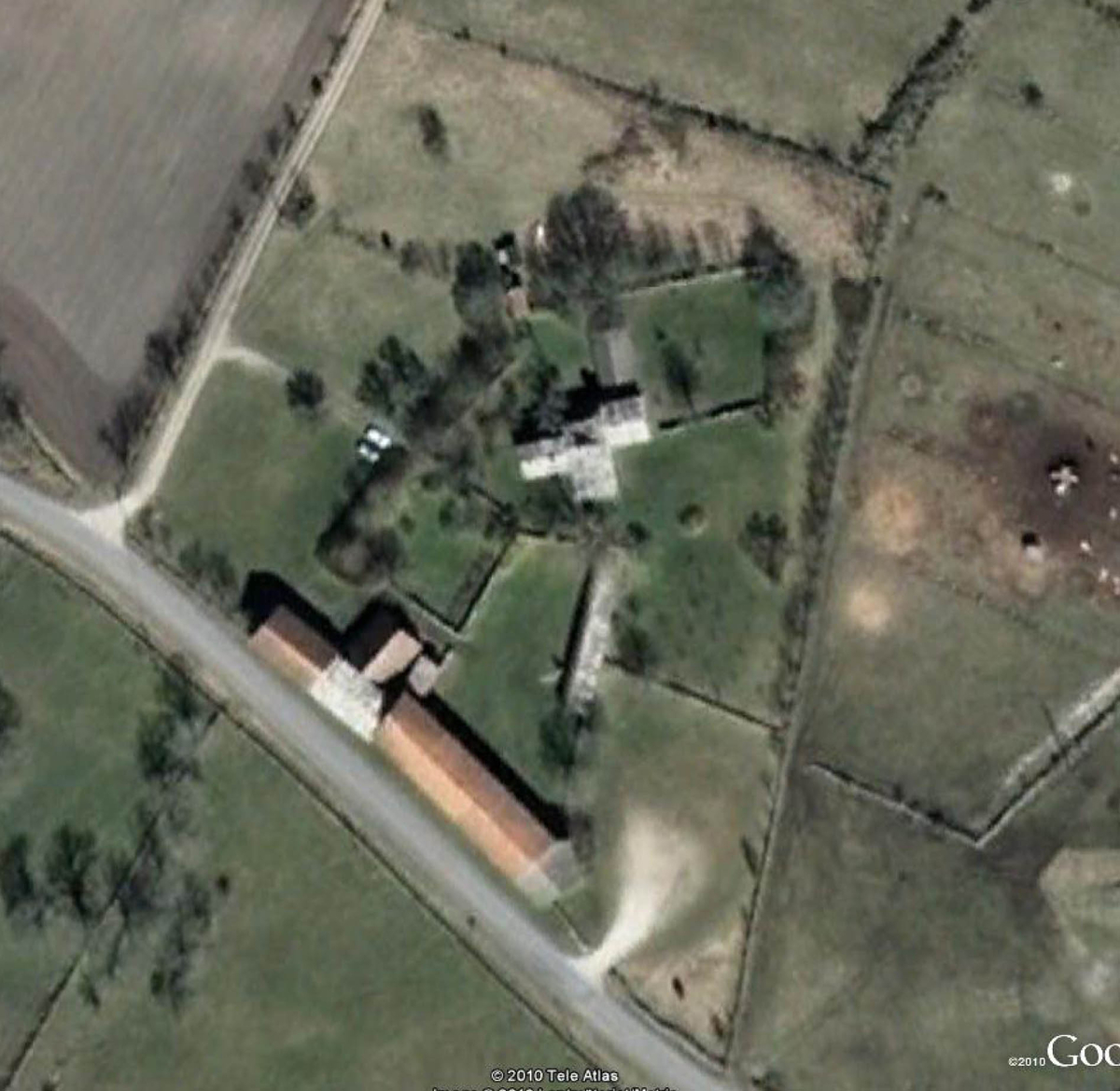 Gårdsanläggning från medeltiden. I manbyggningen ingår rester av två medeltida stenhus, ett äldre och ett yngre, som tillbyggts det förstnämnda. Av det äldre återstår blott föga, under det att det senare är förvånansvärt väl bevarat. Det har innehållit ett stort kvadratiskt rum med högt kryssvalv och därjämte ett långsmalt eldstadsutrymme med tillhörande rökgång. Husen har vid flera tillfällen genomgått omfattande ombyggnader och moderniseringar och försetts med tillbyggnader. Det nuvarande utseendet speglar i huvudsak tillståndet vid 1800-talets början. Ett undantag utgör den yngre medeltidsdelen, där senare tillsatser avlägsnats för att de ursprungliga anordningarna ska kunna studeras.

Även i ladugårdslängan är kärnan medeltida. Den påbyggdes med en övervåning 1815. Andra delar av den nära 70 meter långa längan daterar sig från slutet av 1700-talet och 1800-talets förra hälft. Av de senare tillskotten förtjänar en tegeltäckt tröskvandring att nämnas. Till anläggningen hör bodlänga med nio rum, en smedja och ett avträdeshus.