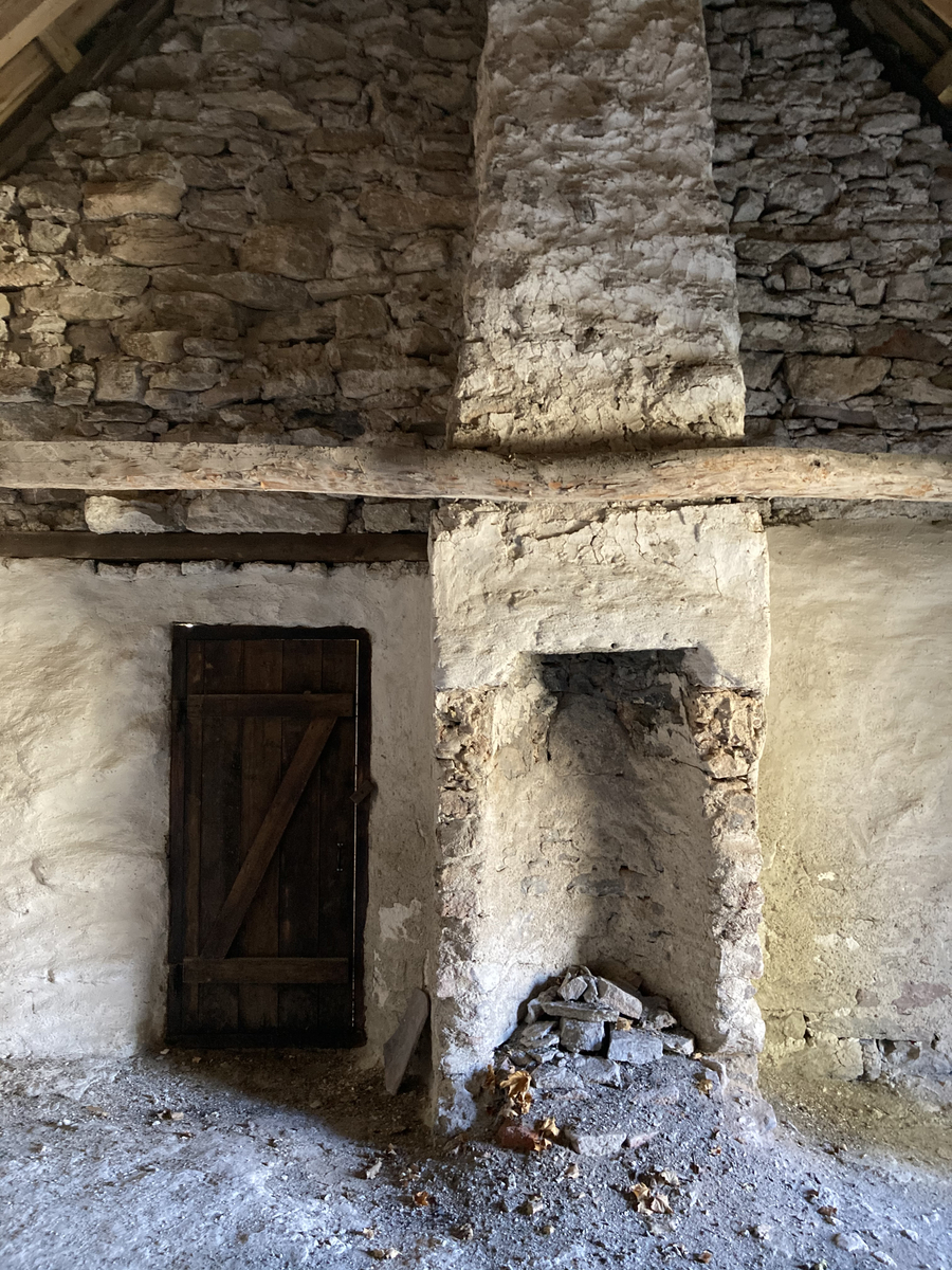 Ruiner av två medeltida stenbyggnader, den ena med sentida tak, och en väderkvarn.

Det mindre huset kallas "Sören Norrbys källare" eller "Munkhuset" och är byggnadsminne sedan 1969. Det större, högre upp belägna kallas "Mynttornet". Hela anläggningen brukar benämnas Fardume slott.

Sören Norrbys källare har varit en rektangulär byggnad, av vilken huvudsakligen återstår en tunnvälvd källare med rundbågig ingång samt ett par skift höga murar till ett öster om källaren och på högre nivå liggande rum. Detta, som haft eldstad, torde ha tjänat som dagligstuga och har gått att nå från en ovanpå källaren belägen förstuga, till vilken man haft tillgång via en svalgång med trätrappa.

Mynttornet ligger några meter öster om Sören Norrbys källare och är delvis bevarat till tre våningars höjd. Bottenvåningen, som saknat ingång, har varit täckt av trätak på bjälkar. Första ovanvåningen har tunnvalv, och den ursprungliga ingången torde ha lett till denna våning. Andra våningen, vartill en murtrappa lett upp, är starkt ruinerad. Tornet torde ha haft ytterligare en eller ett par våningar.

På fastigheten finns även ett gravröse av för norra Gotland vanlig typ.