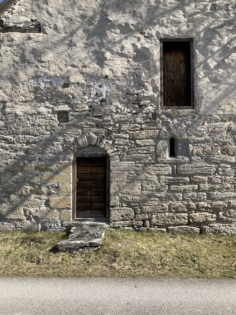 Ruiner av två medeltida stenbyggnader, den ena med sentida tak, och en väderkvarn.

Det mindre huset kallas "Sören Norrbys källare" eller "Munkhuset" och är byggnadsminne sedan 1969. Det större, högre upp belägna kallas "Mynttornet". Hela anläggningen brukar benämnas Fardume slott.

Sören Norrbys källare har varit en rektangulär byggnad, av vilken huvudsakligen återstår en tunnvälvd källare med rundbågig ingång samt ett par skift höga murar till ett öster om källaren och på högre nivå liggande rum. Detta, som haft eldstad, torde ha tjänat som dagligstuga och har gått att nå från en ovanpå källaren belägen förstuga, till vilken man haft tillgång via en svalgång med trätrappa.

Mynttornet ligger några meter öster om Sören Norrbys källare och är delvis bevarat till tre våningars höjd. Bottenvåningen, som saknat ingång, har varit täckt av trätak på bjälkar. Första ovanvåningen har tunnvalv, och den ursprungliga ingången torde ha lett till denna våning. Andra våningen, vartill en murtrappa lett upp, är starkt ruinerad. Tornet torde ha haft ytterligare en eller ett par våningar.

På fastigheten finns även ett gravröse av för norra Gotland vanlig typ.