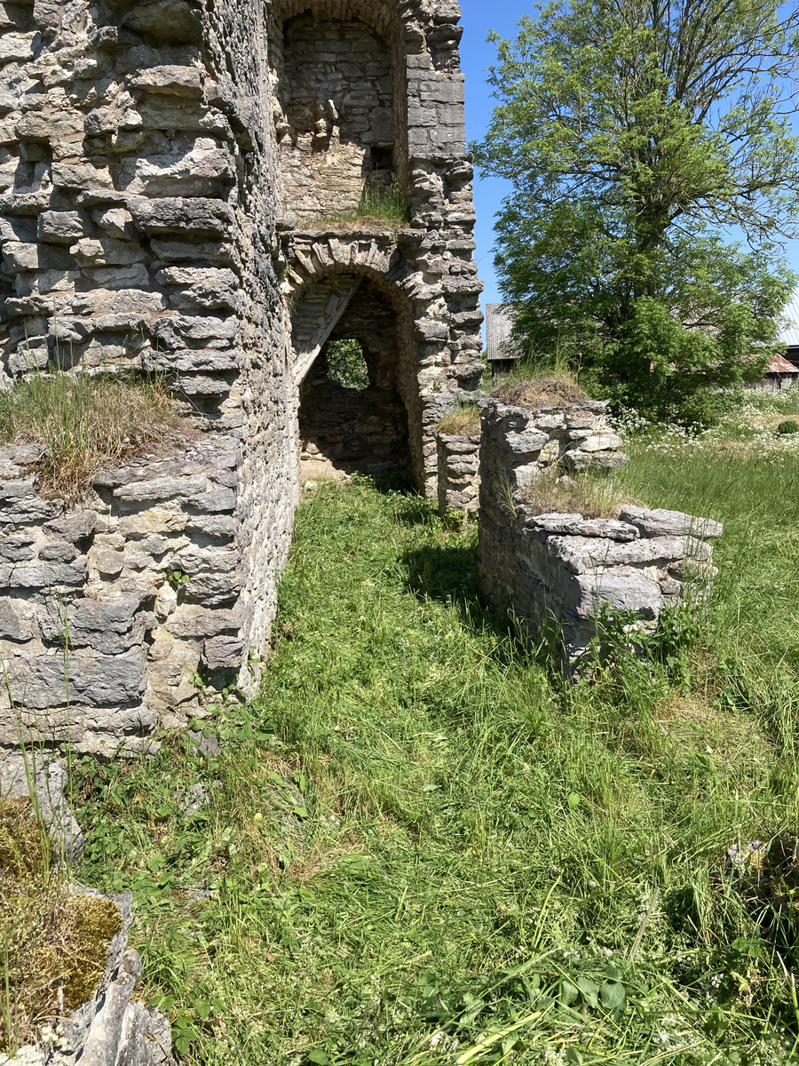 Ruin av medeltida stenhus samt omkringliggande markområde. Huset har varit en magasinsbyggnad av delvis samma typ som Lauks i Lokrume men med mera komplicerad planform. I Bringes ligger längs framsidan i båda våningarna en korridor mot vilken rummen vetter. Våningarna förbinds sinsemellan av en invändig murtrappa. Liksom i Lauks finns i ovanvåningen spår efter ett avträde, som ger vid handen att denna våning tidvis använts som bostad.