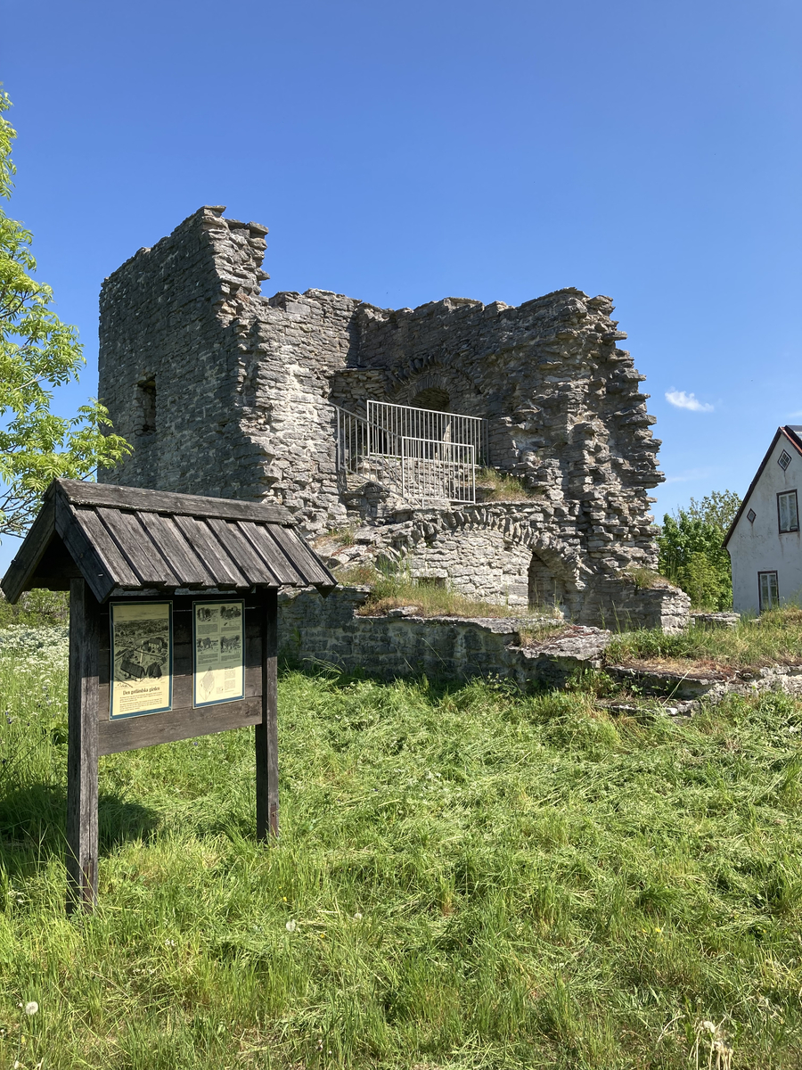 Ruin av medeltida stenhus samt omkringliggande markområde. Huset har varit en magasinsbyggnad av delvis samma typ som Lauks i Lokrume men med mera komplicerad planform. I Bringes ligger längs framsidan i båda våningarna en korridor mot vilken rummen vetter. Våningarna förbinds sinsemellan av en invändig murtrappa. Liksom i Lauks finns i ovanvåningen spår efter ett avträde, som ger vid handen att denna våning tidvis använts som bostad.