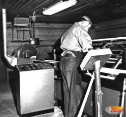 Interiörbild från sorteringsverk vid Ala sågverk. Sorteraren