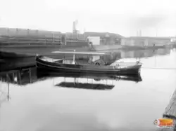 Motorvarpbåt i Söderhamnsån. Båt och varpspel tillverkade på