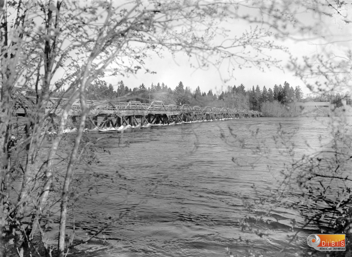 Träbro över Ljusnan i Ljusne.