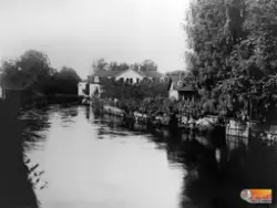 Bilden visar kanalen på norra sida älven och i bakgrunden sy