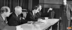 Bild från ett riksdagsval på 1950-talet.
Valförrättare fr.v;