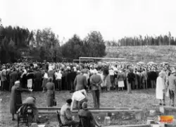 Massor med åskådare är samlade vid Järvsjöstugan  och tittar
