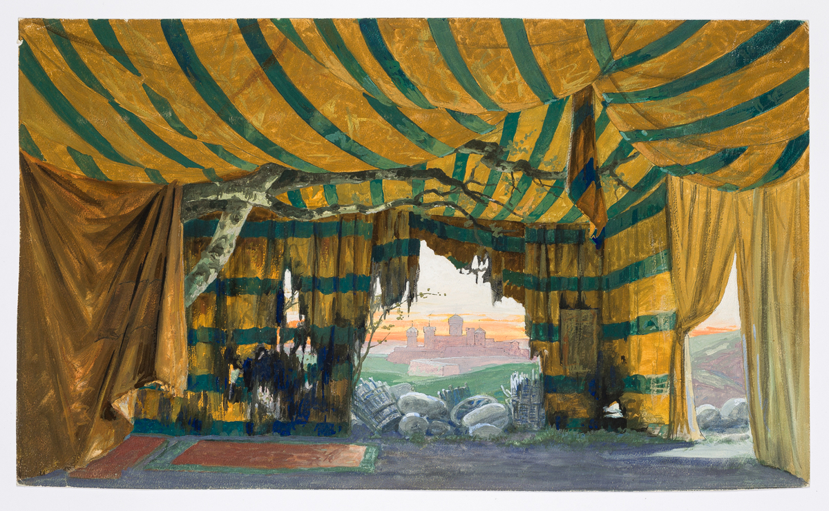 Interiör av ett tält med gul tältduk med gröna ränder. Täldduken är trasig och det växer ett träd in i tältet. I en trasig öppning finns på marken korgar, ett vagnshjul och säckar. I fjärran ser man en borg. Dekorationsuppställning på baksidan.
