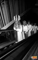 Luciatåg i rulltrappan på Furan i Söderhamn, 1986, Lucia är 