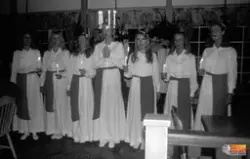 Söderhamns Lucia och tärnor 1990.
Lucian heter Mari Roos.