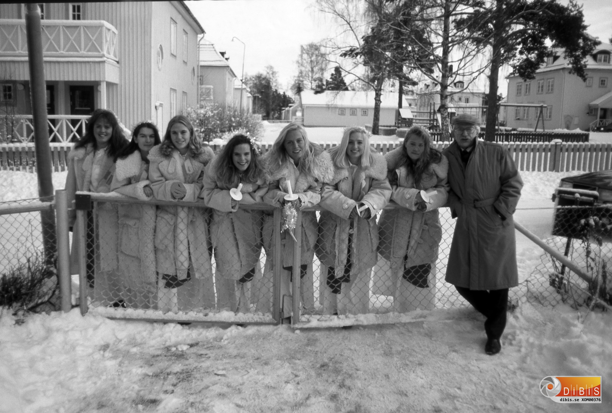 Söderhamns Lucia och tärnor 1993.
Nr 3 från vänster Anna-Karin Öberg, var årets Lucia.
