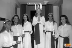 Söderhamns Lucia med tärnor 1992. Linda Persson heter Lucian