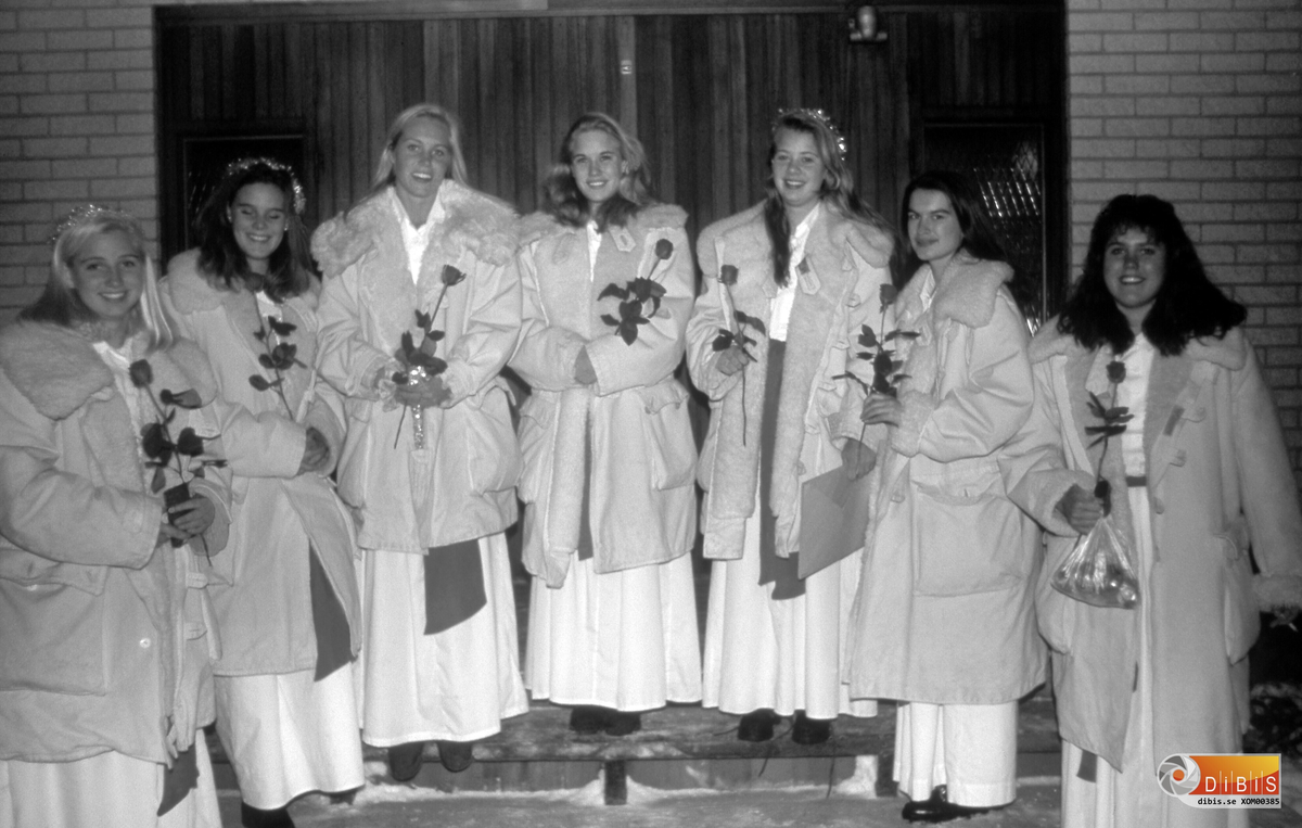 Söderhamns Lucia och tärnor 1993.
Nr 4 från vänster, Anna-Karin Öberg var Lucia.
