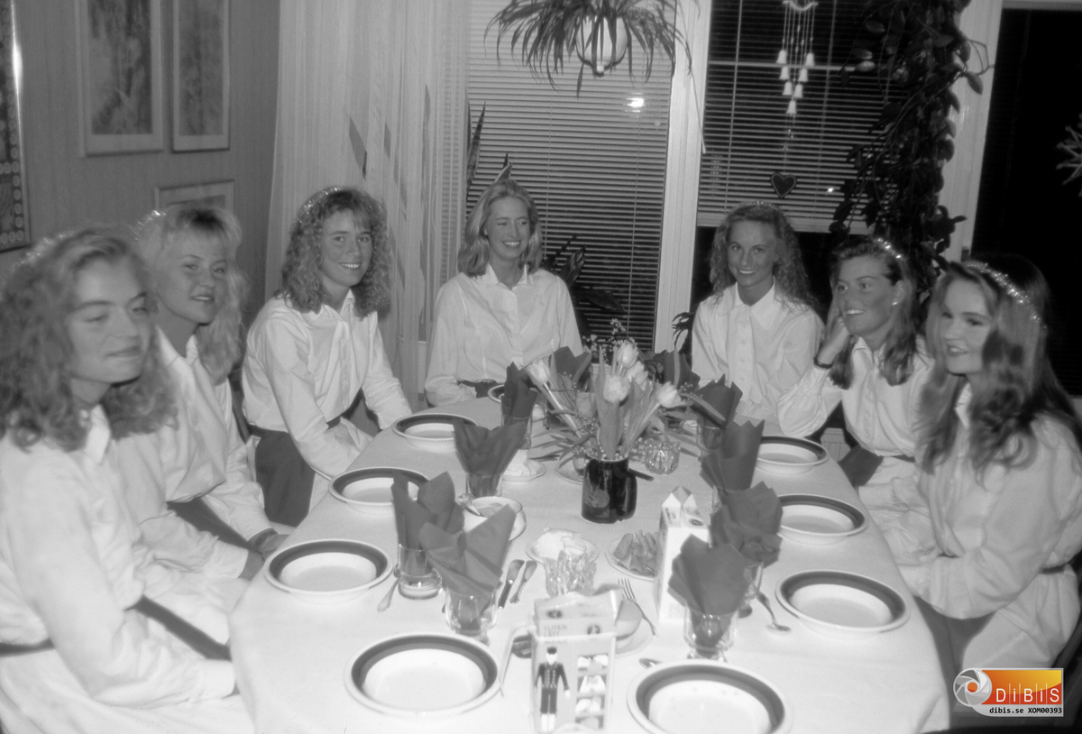 Söderhamns Lucia med tärnor, 1990. Lucian, Mari Roos sitter som nr 4 från vänster.