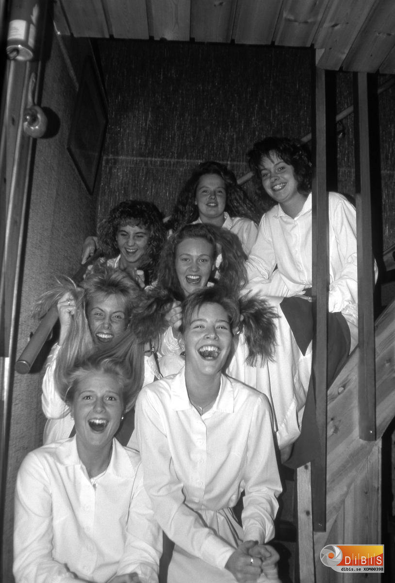 Söderhamns Lucia med tärnor, Lucian heter Pernilla Rosvall och sitter längst ned till vänster, hemma hos Olle Maritz.