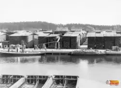 Marma Brädgård. Bogserbåten Marma skall gå med splitved, las