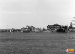 Arbetarbostäder och till höger Skolan på Broberg.
Se bild XS